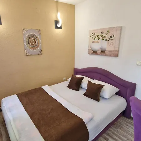 Pansion Oscar Summer Garden Vendégház 3*