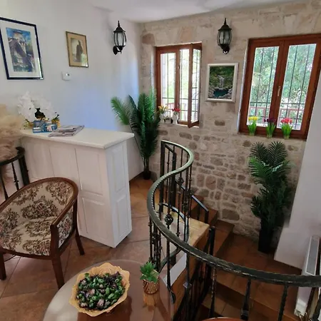 Πανσιόν Pansion Oscar Summer Garden 3*